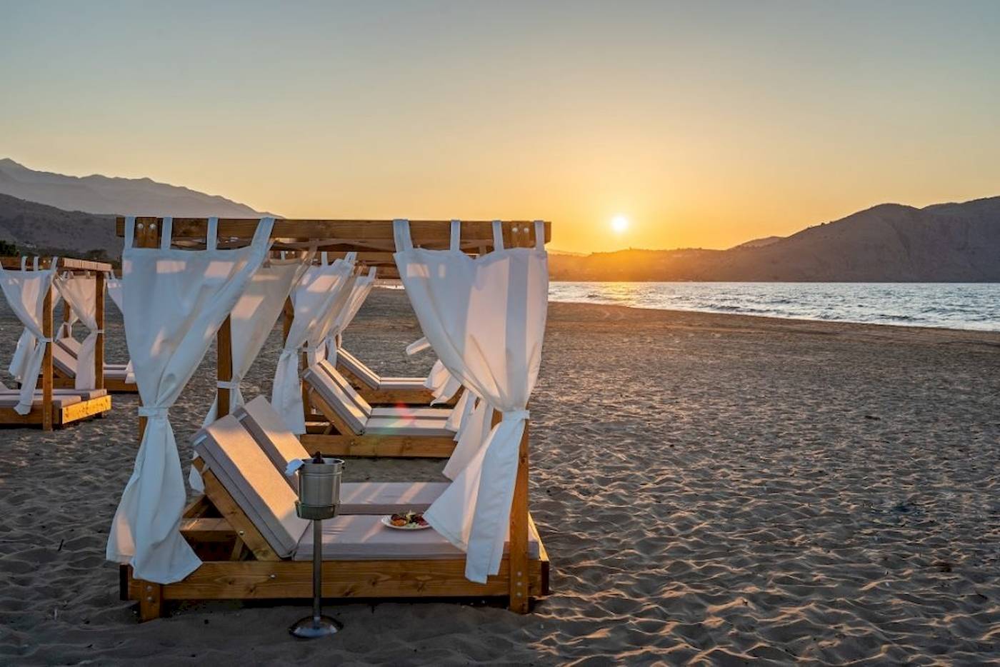 Strandbetten im Georgioupolis Resort Aquapark & SPA bei Sonnenuntergang