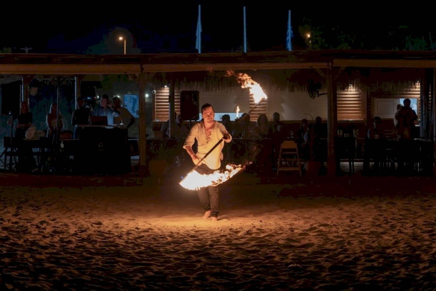 Feuershow auf dem Strand des Georgioupolis Resort Aquapark & SPA.