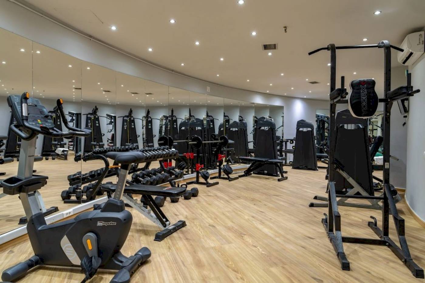 Fitnessstudio im Georgioupolis Resort Aquapark & SPA mit verschiedenen Trainingsgeräten.