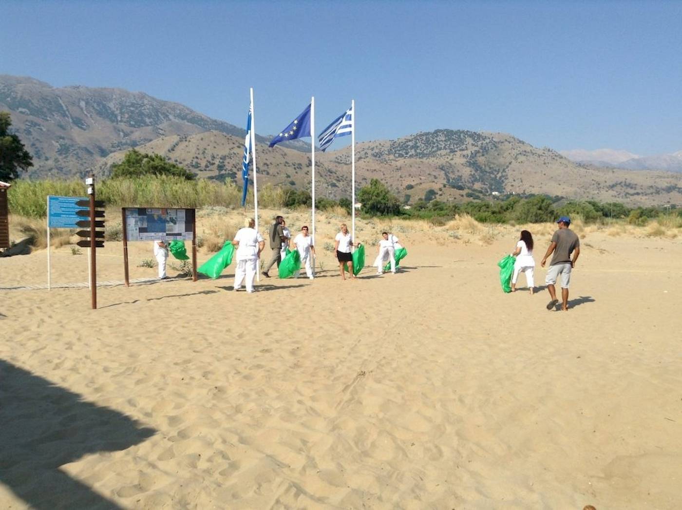 Menschen bei einer Sauberkeitsaktion auf dem Strand des Georgioupolis Resort Aquapark & SPA
