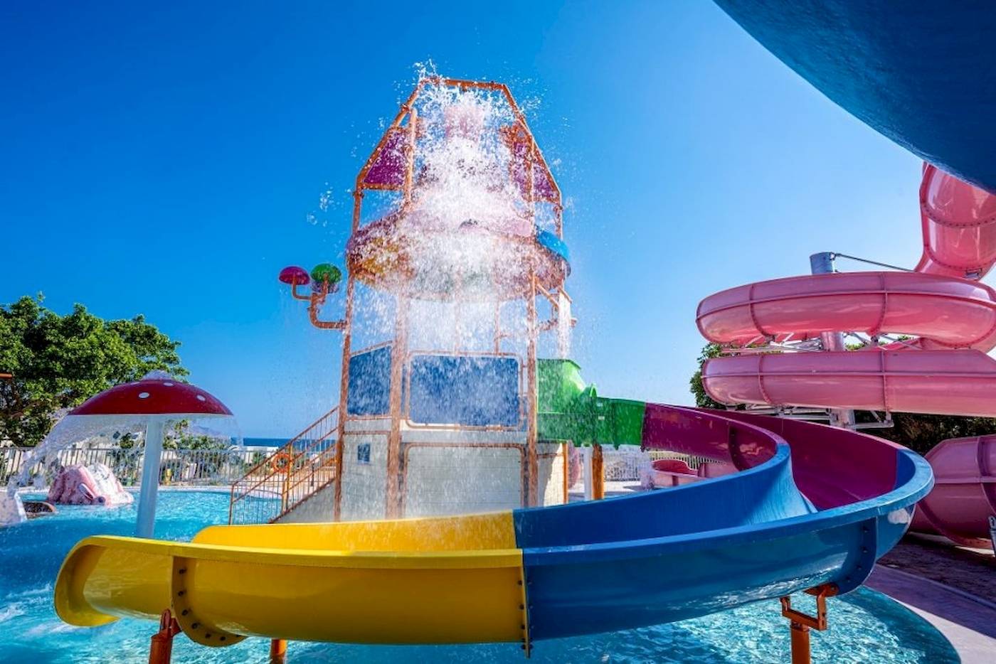 Wasserrutsche im Georgioupolis Resort Aquapark mit bunten Farben und Wasserfontaene