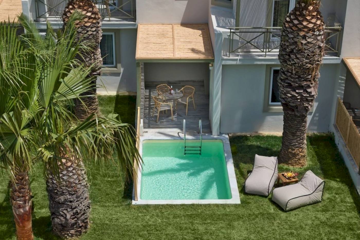 Georgioupolis Resort Aquapark & SPA mit Pool und Sitzecke im Freien