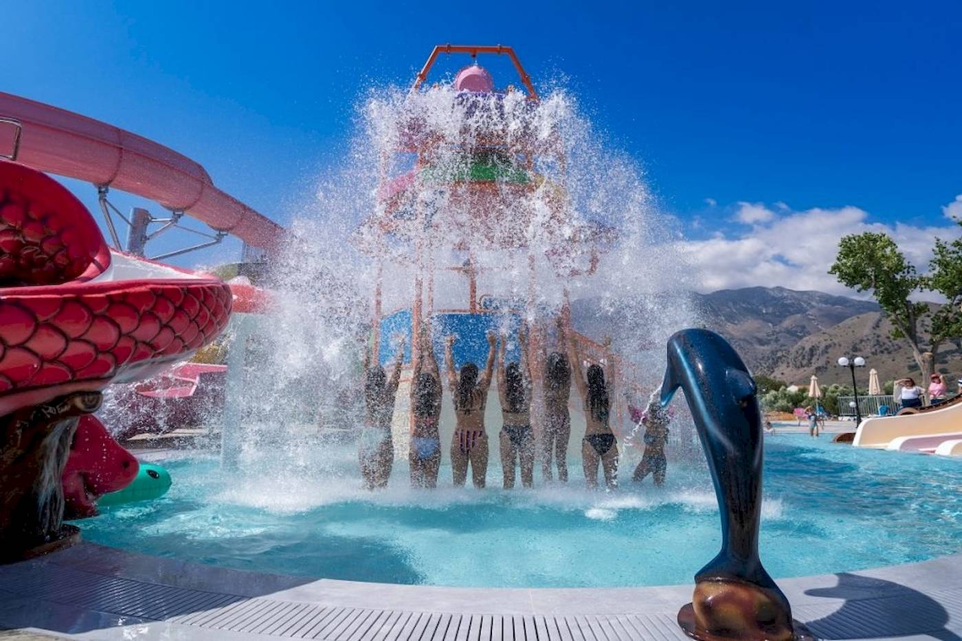 Gruppe von Frauen, die Wasserspielplatz im Georgioupolis Resort Aquapark & SPA genießen