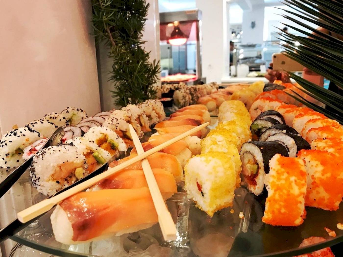 Buffet mit verschiedenen Sushi-Rollen im Georgioupolis Resort Aquapark & SPA