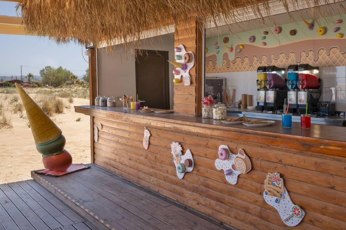 Innenansicht der Eisdiele im Georgioupolis Resort Aquapark & SPA mit bunten Dekorationen und Eismaschinen.