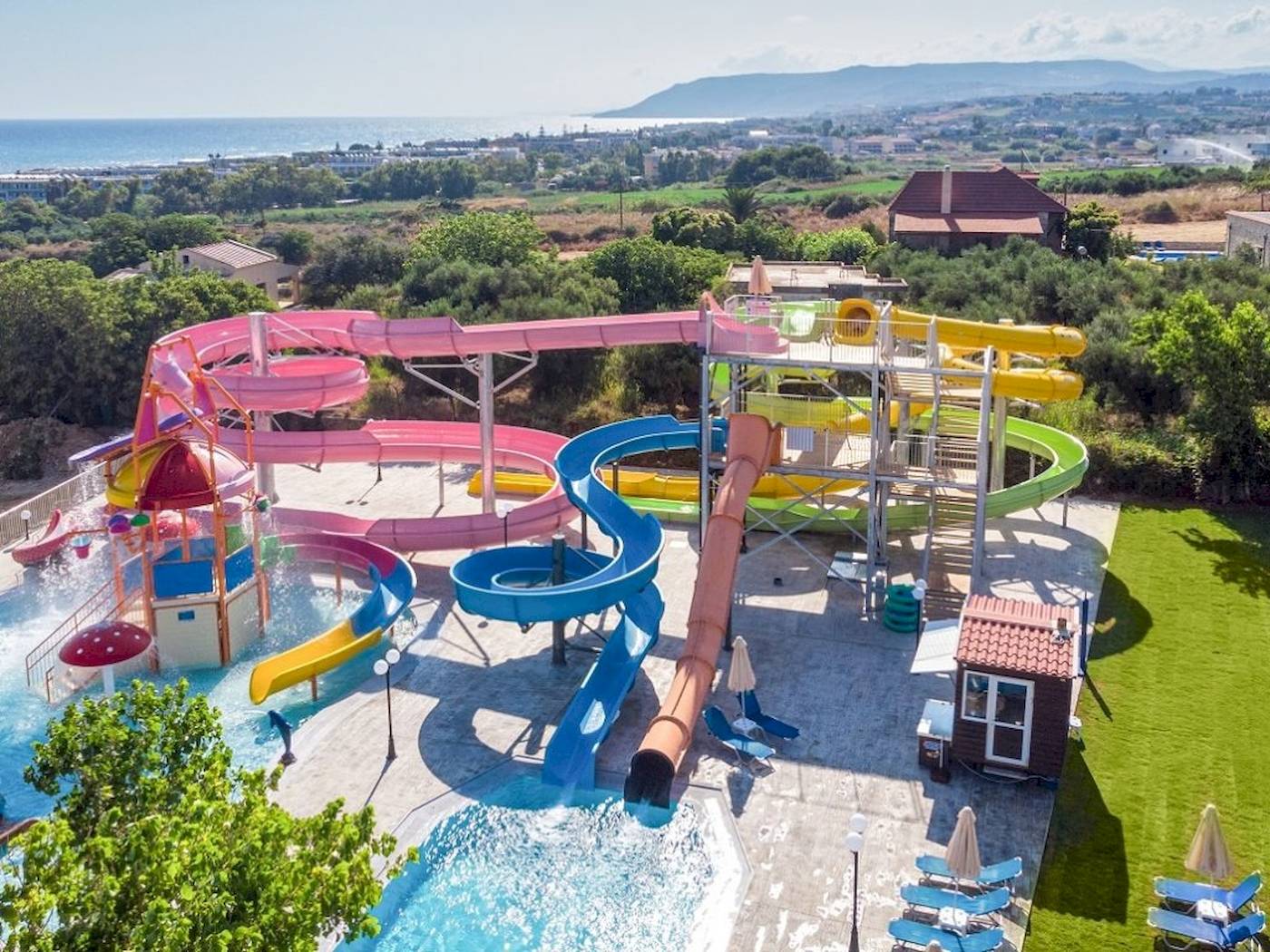 Georgioupolis Resort Aquapark & SPA mit verschiedenen farbigen Wasserrutschen und einem Pool.