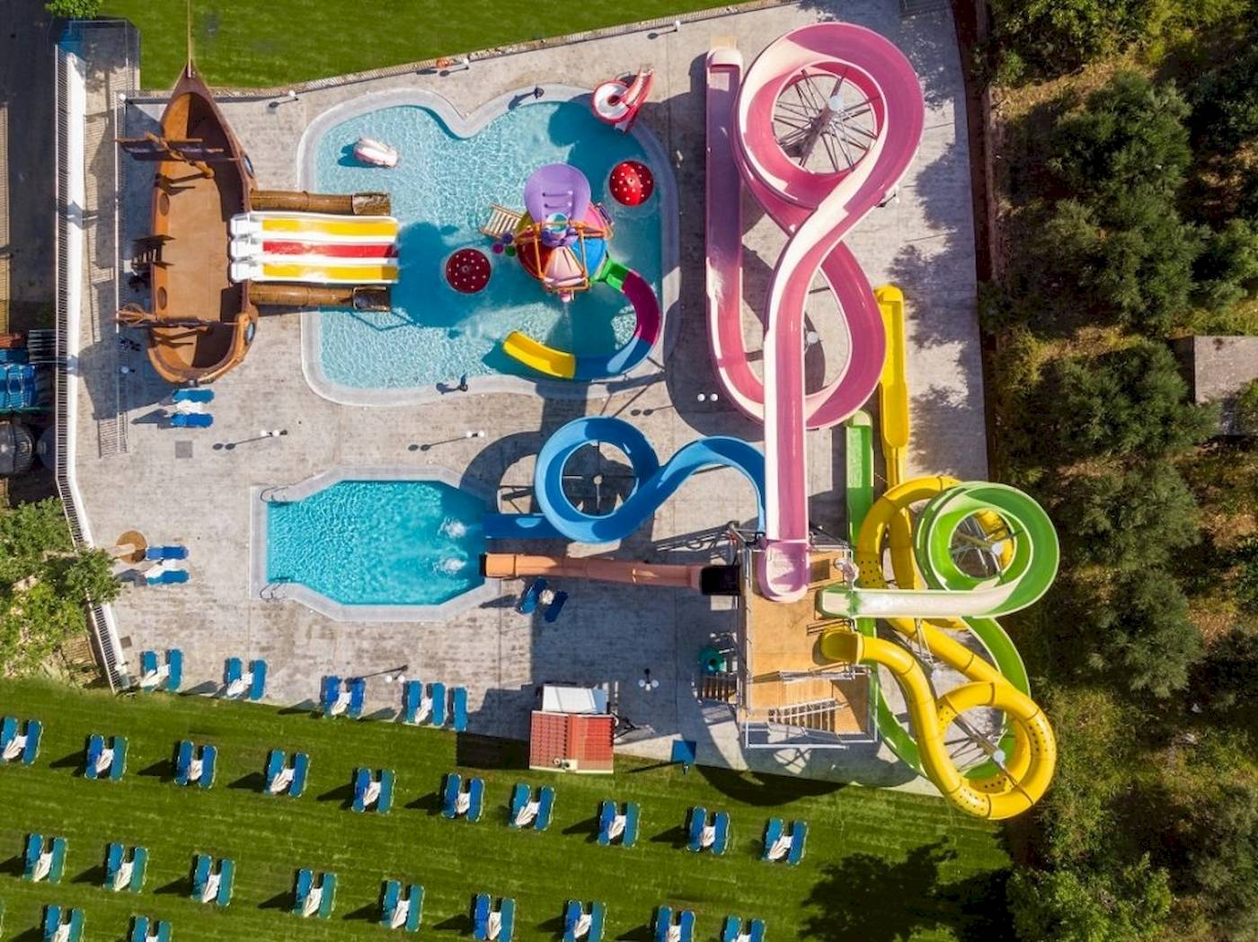 Luftaufnahme des Georgioupolis Resort Aquapark & SPA mit Wasserrutschen und Pools.