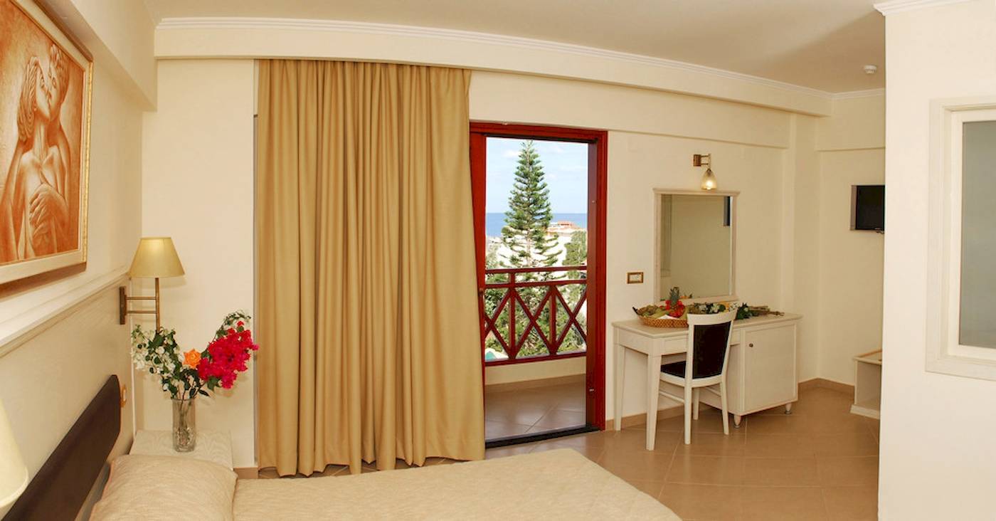 Hotelzimmer mit Balkon und Meerblick im Cactus Village Hotel & Bungalows.