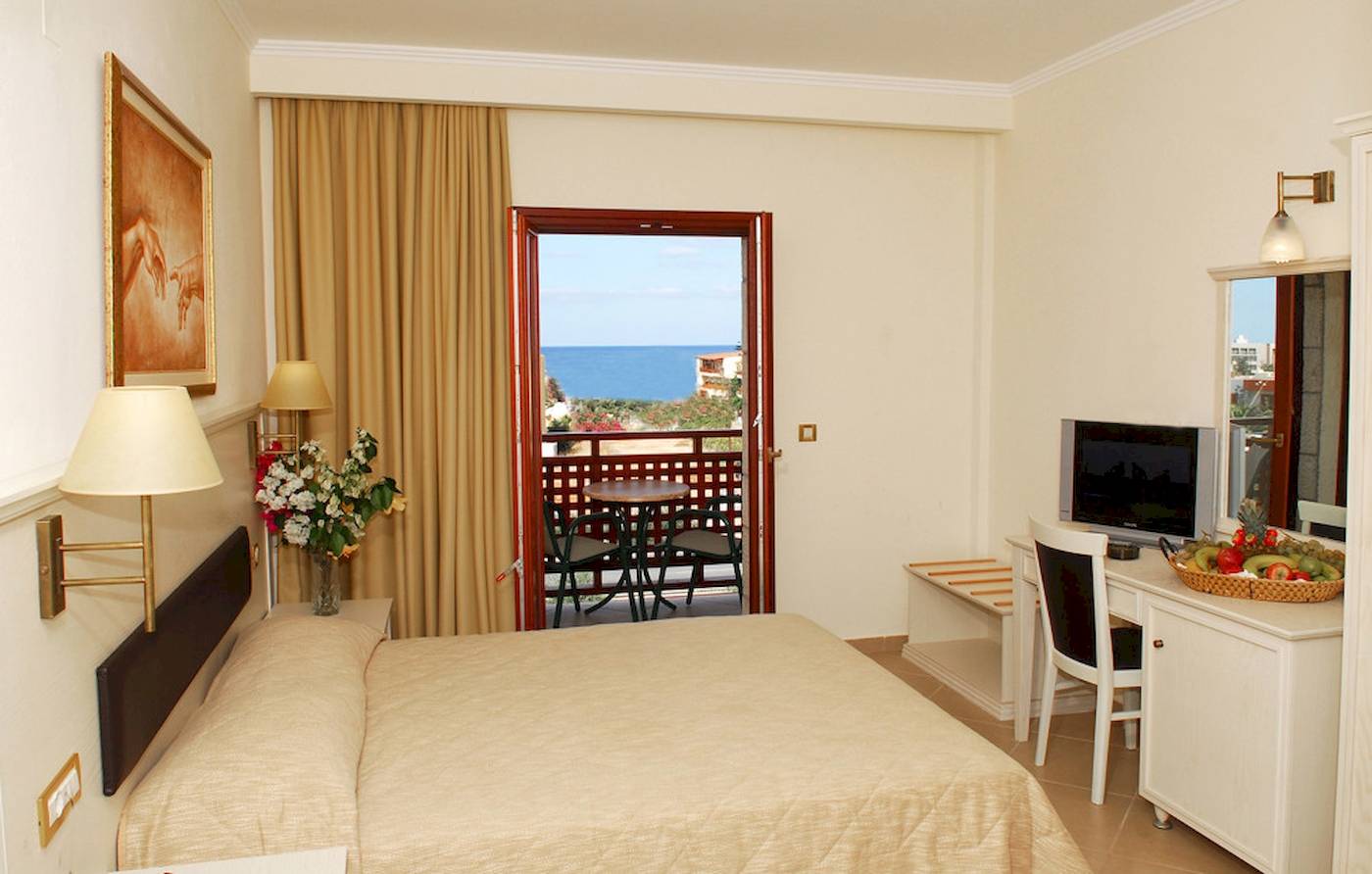 Doppelzimmer im Cactus Village Hotel & Bungalows mit Blick auf das Meer und Balkon.