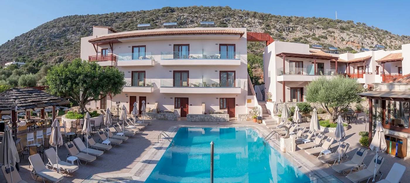 Außenansicht des Cactus Village Hotel & Bungalows mit Pool und Terrasse