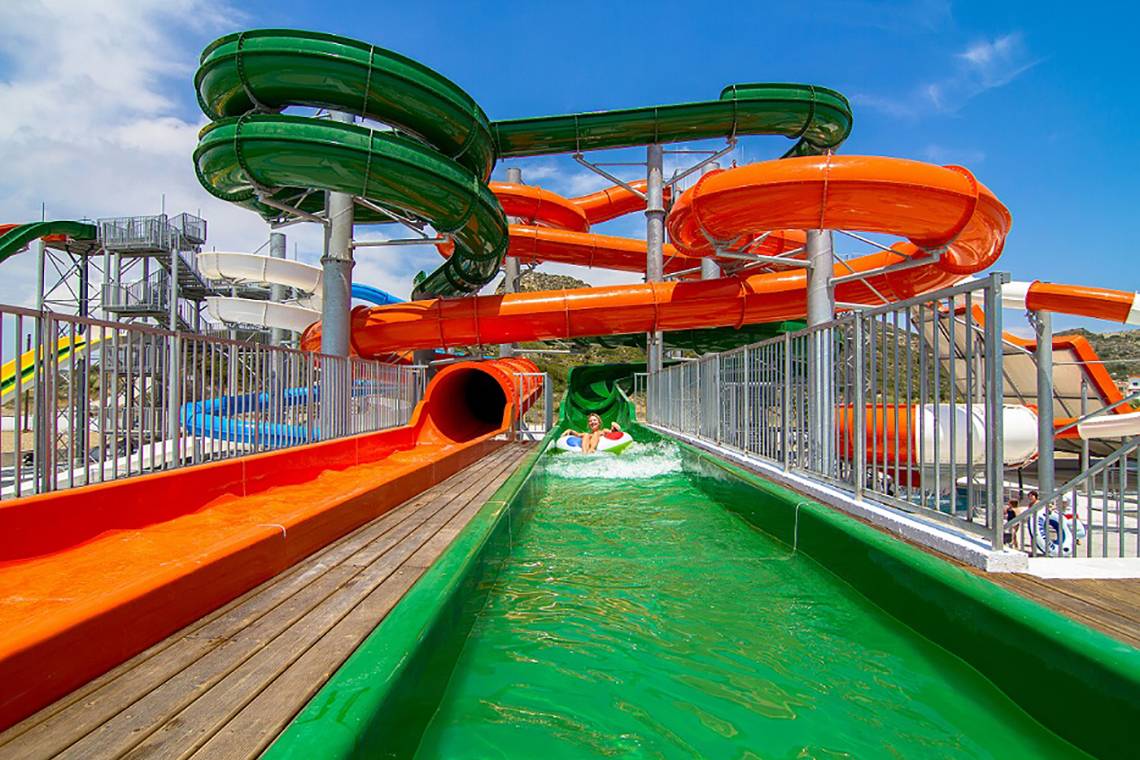 Wasserrutsche im Freizeitpark Sun Palace mit einem Schwimmer auf einer rutsche