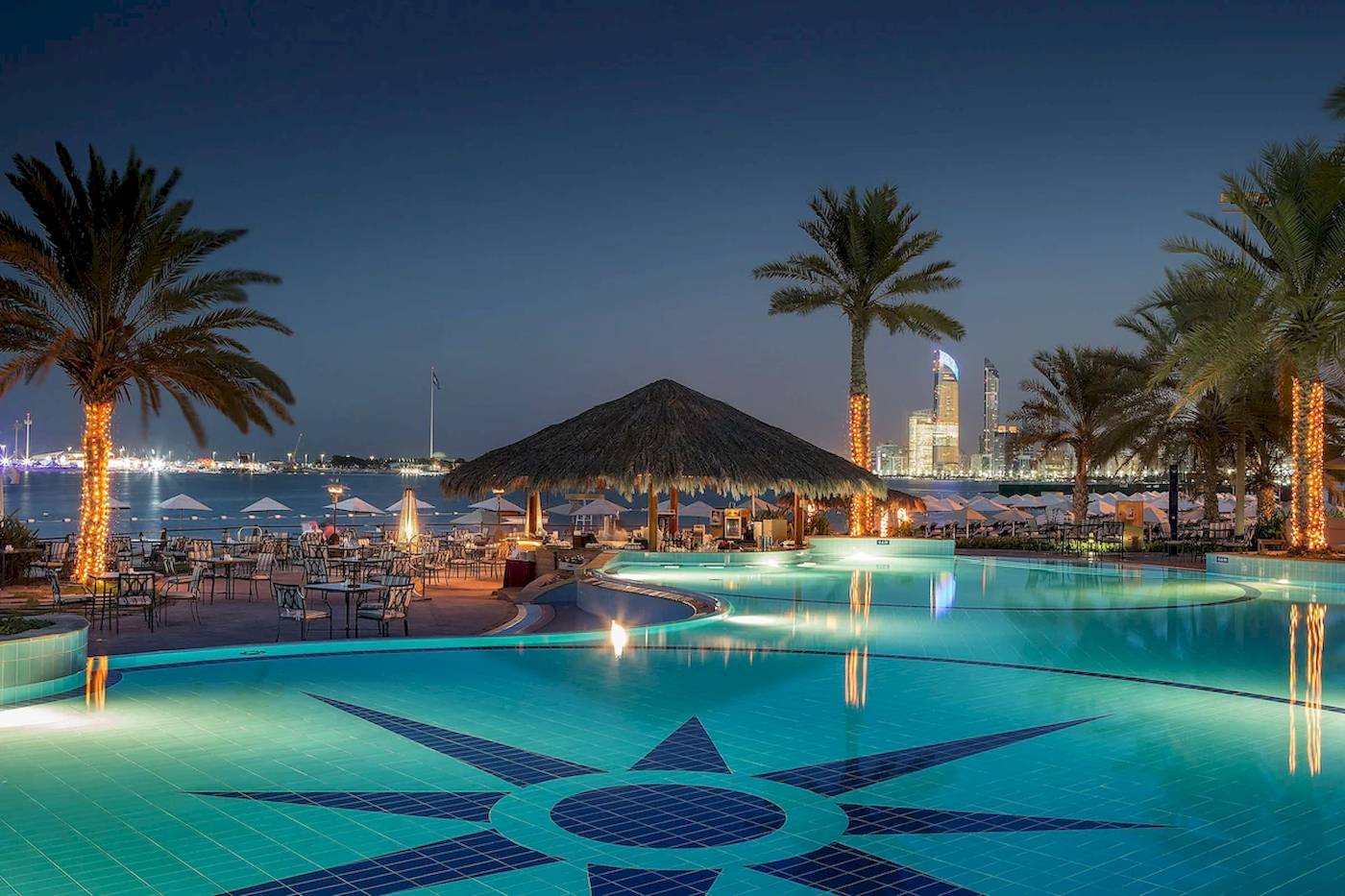 Pool des Radisson Blu Hotel & Resort, Abu Dhabi Corniche, bei Nacht