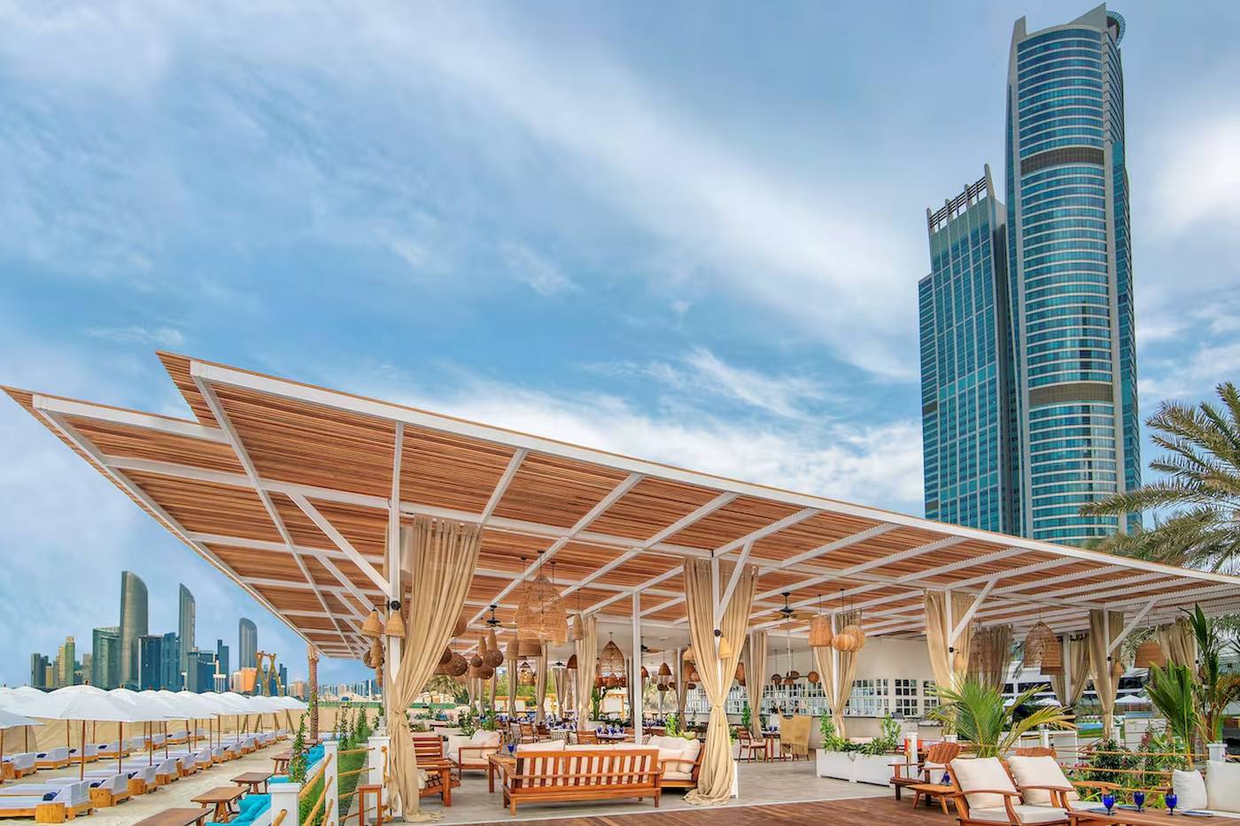 Radisson Blu Hotel & Resort, Abu Dhabi Corniche, Außenterrasse mit Sonnenschirmen und Loungemöbeln