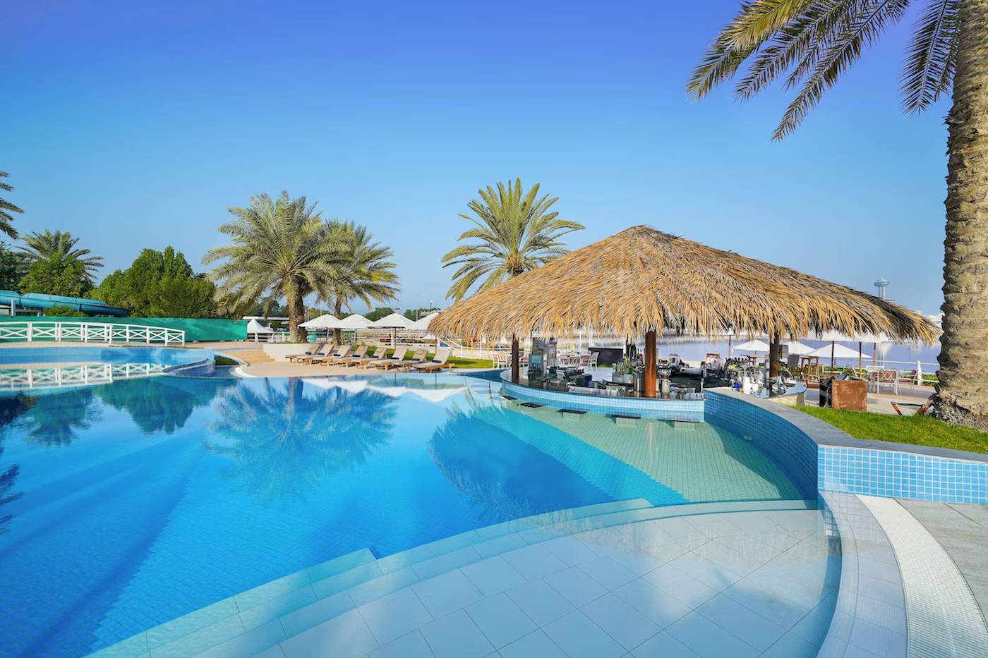 Pool des Radisson Blu Hotels und Resorts in Abu Dhabi Corniche mit Wasserrutsche und Strandbar