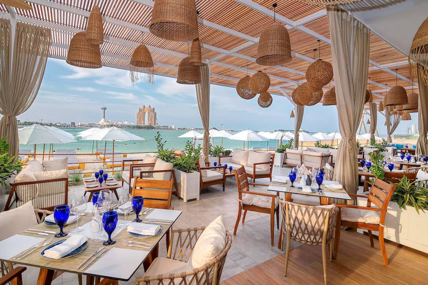 Außenterrasse des Radisson Blu Hotel & Resort, Abu Dhabi Corniche mit Blick auf das Meer.