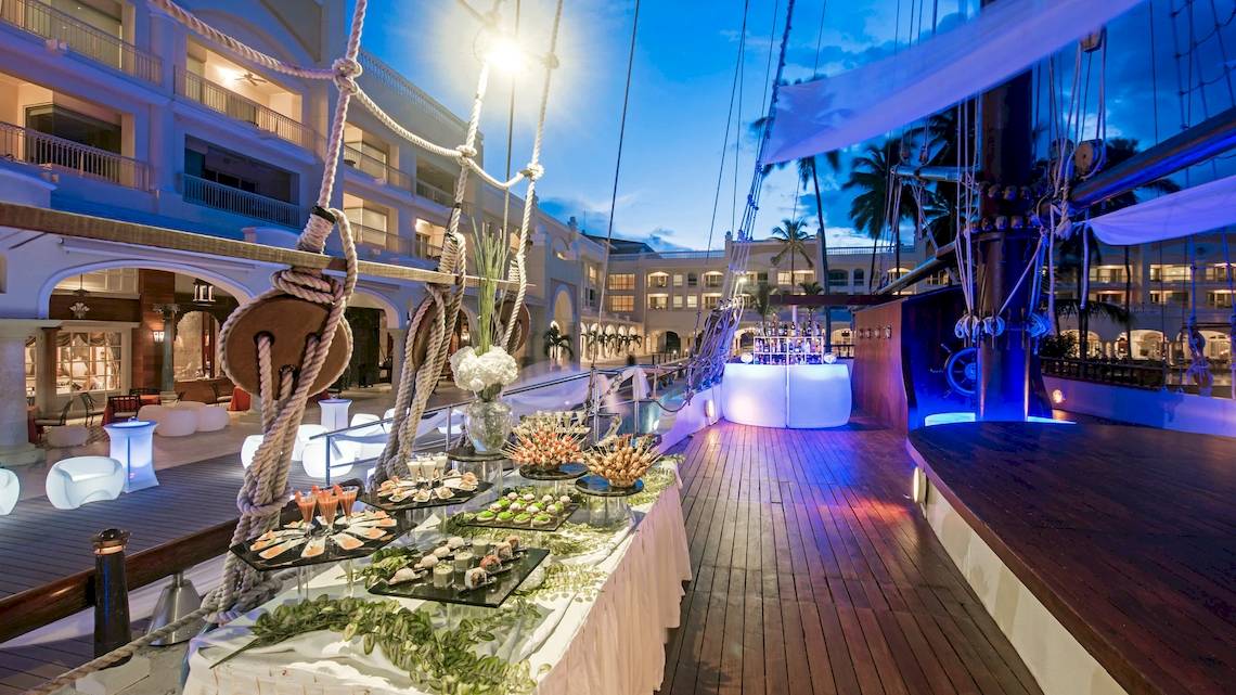 Buffet auf dem Boot im Iberostar Grand Bavaro Hotel mit Blick auf das Gebäude