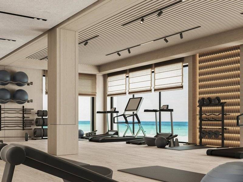 Innenansicht des Fitnessbereichs des Jaz Elite Amara Hotels mit Blick auf das Meer.