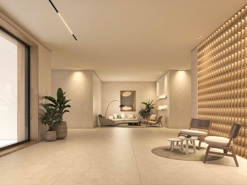 Lobby des Jaz Elite Amara Hotels mit beigefarbenem Boden und Wänden, modernen Möbeln und Pflanzen.