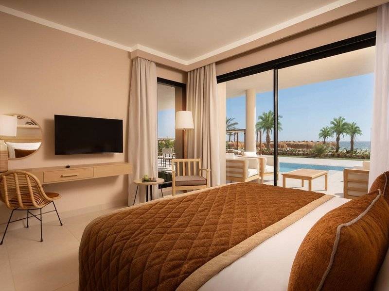 Elite Amara Hotel Zimmer mit Bett, Fernseher, Schreibtisch und Meerblick