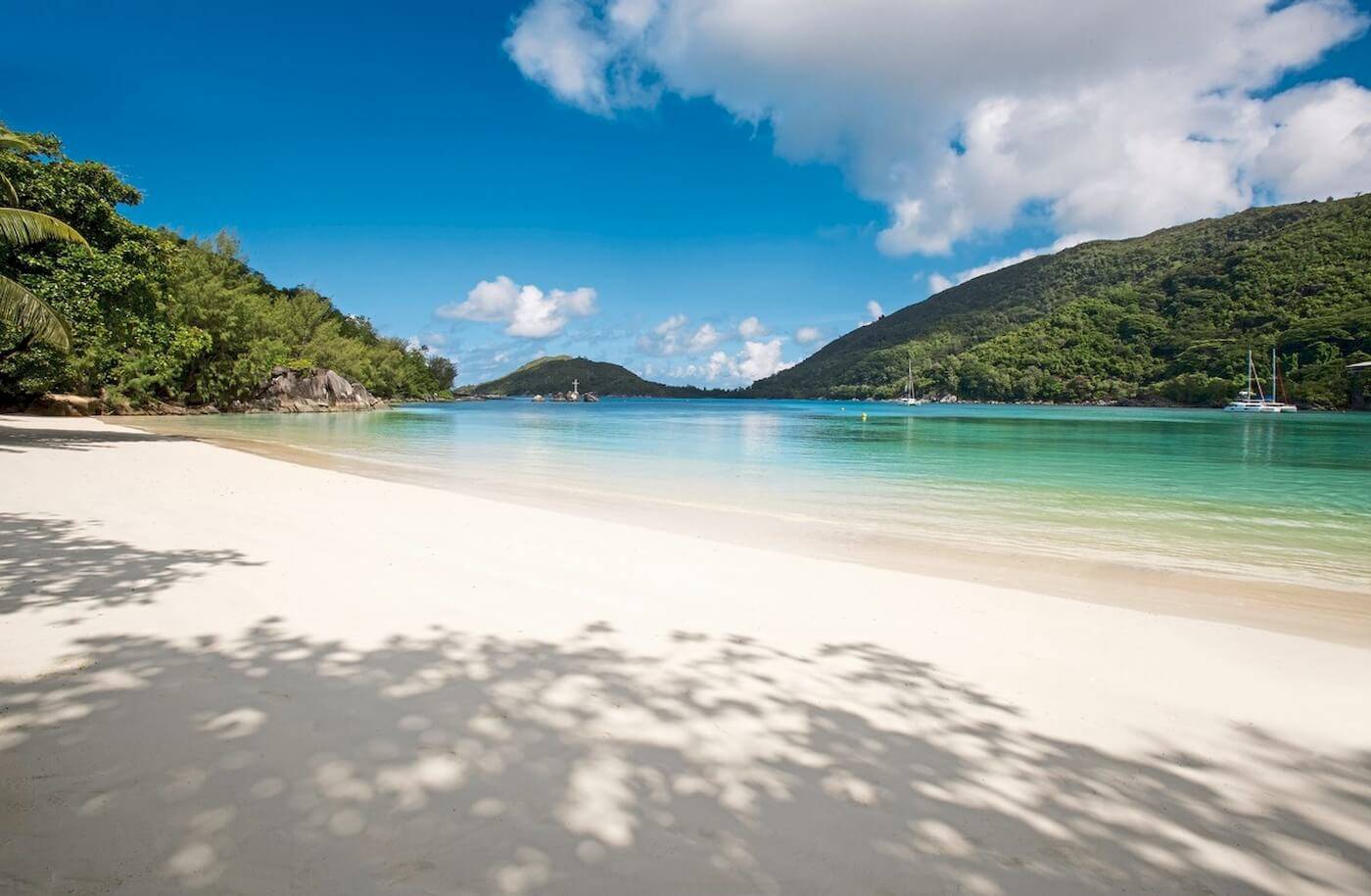 Strand des Constance Ephelia Resorts mit weißen Sand und klarem Wasser