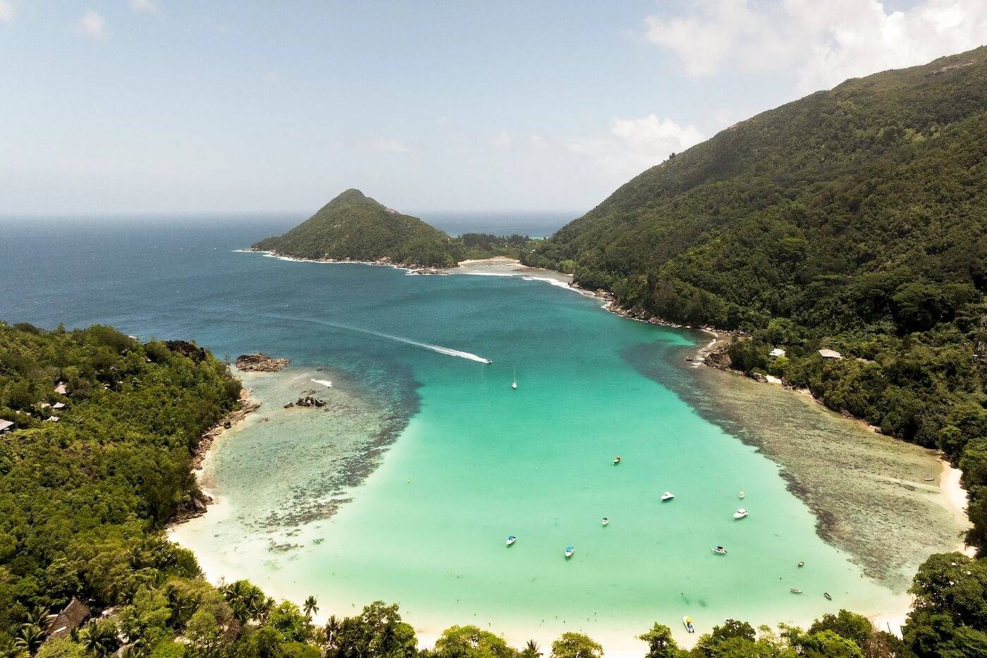 Luftaufnahme des Constance Ephelia Resorts mit kristallklarem Wasser und weißen Stränden.