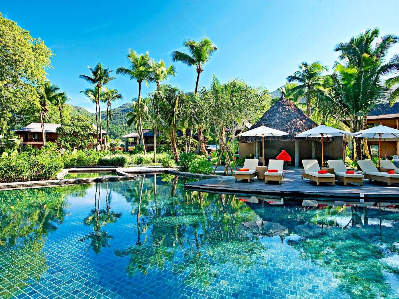 Pool-Lounge-Bereich des Constance Ephelia Resorts mit Palmen und Liegestühlen