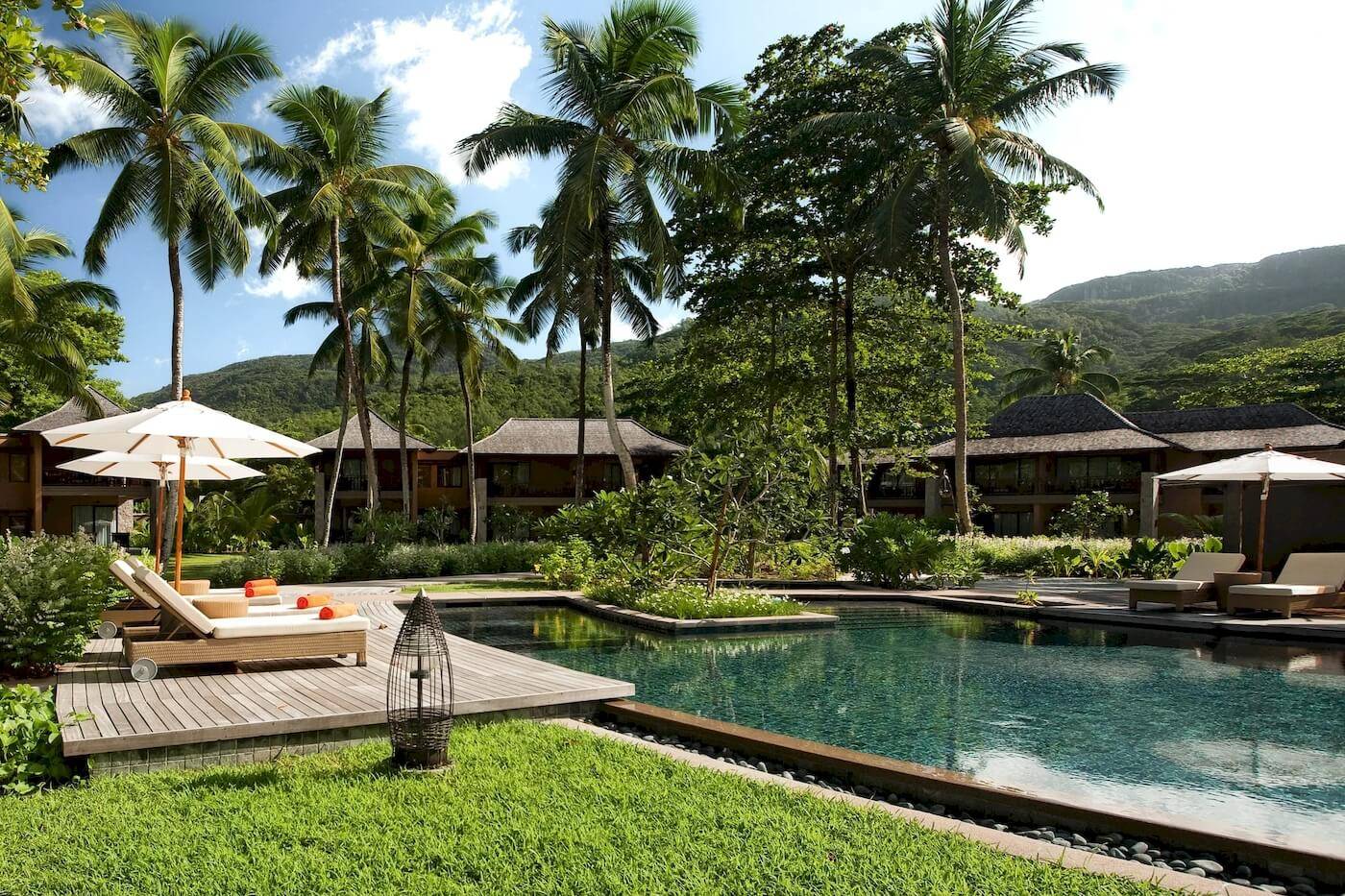 Constance Ephelia Resort: Pool und Loungebereich mit Sonnenliegen und Sonnenschirmen.