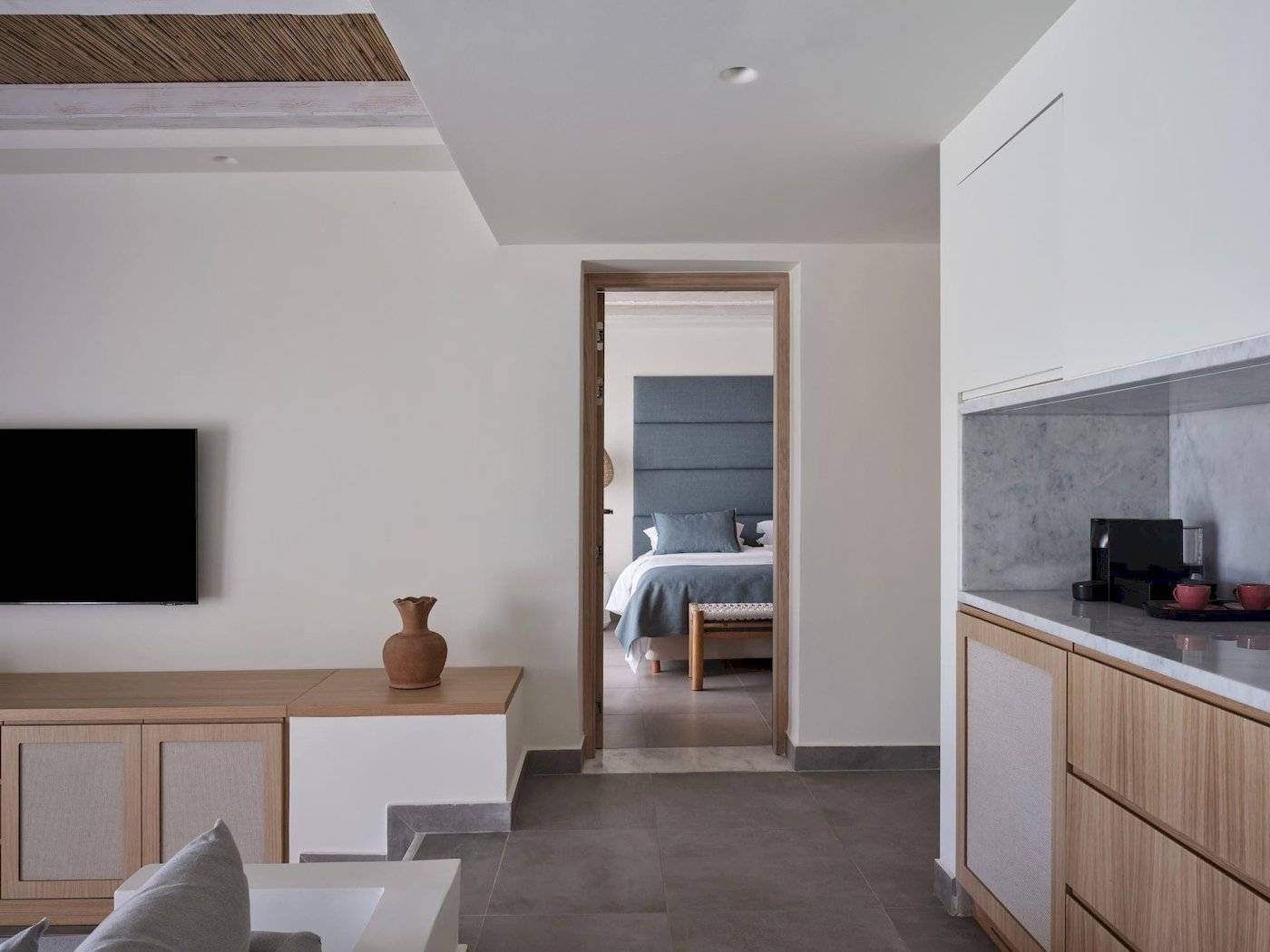 Innenansicht des Atlantica Beach Resort Kos mit modernem Wohnbereich und Schlafzimmer.