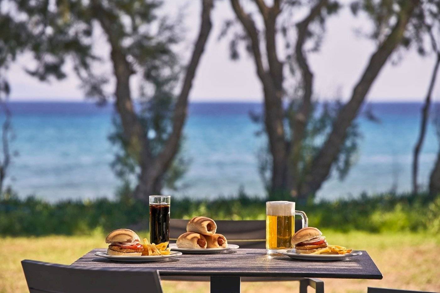 Tisch mit Essen und Getränken am Strand im Atlantica Beach Resort Kos.