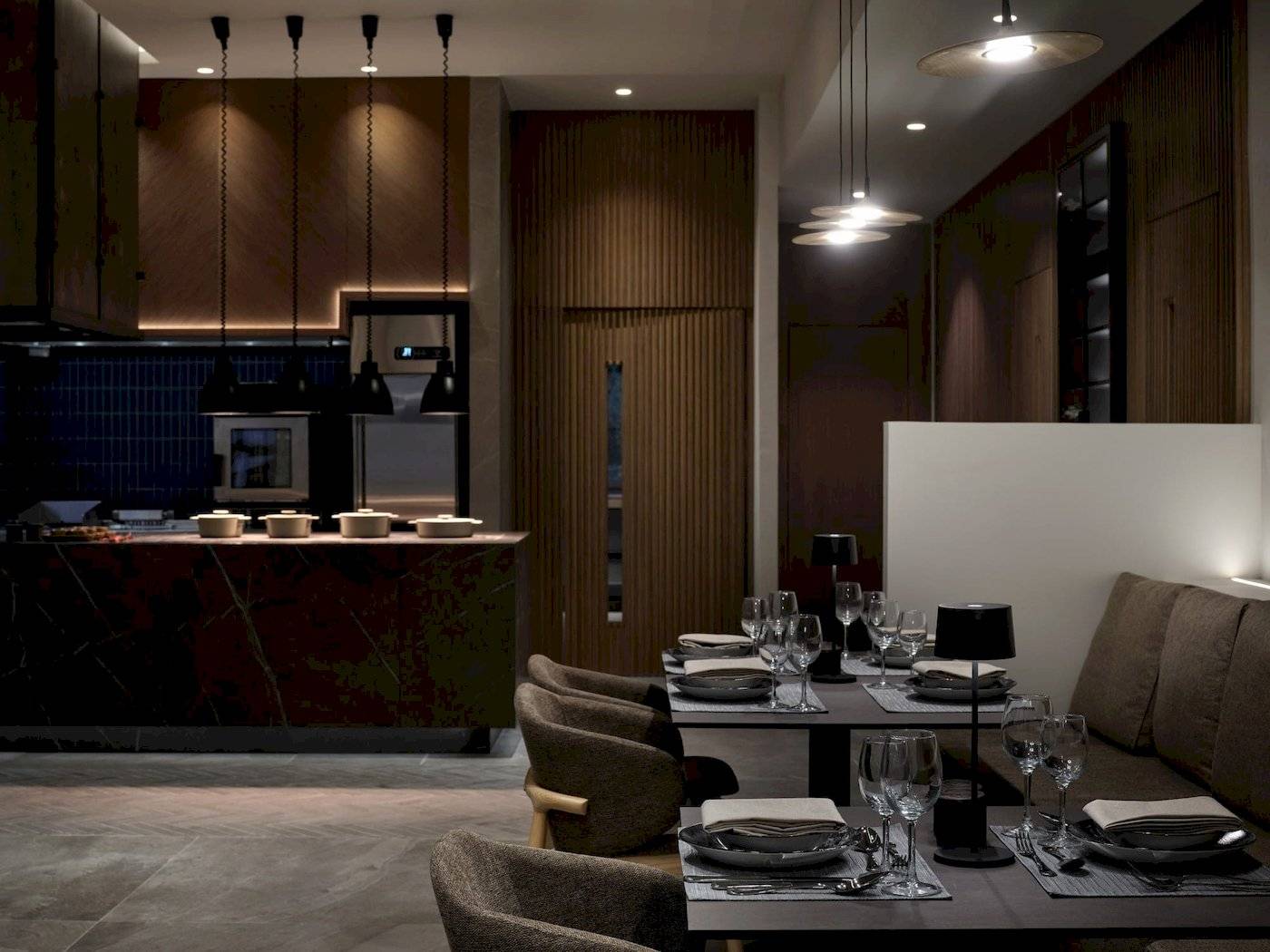 Innenansicht des Restaurants des Atlantica Beach Resort Kos mit gedeckeln Tischen und Stühlen.