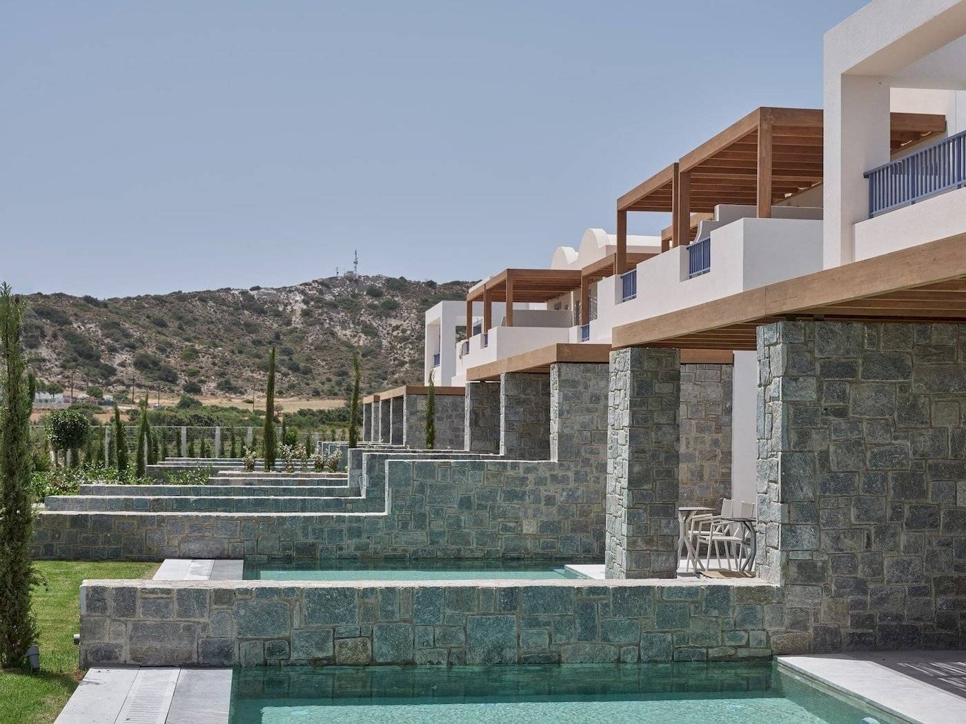 Atlantica Beach Resort Kos mit Swimmingpool und Terrassen im Vordergrund.