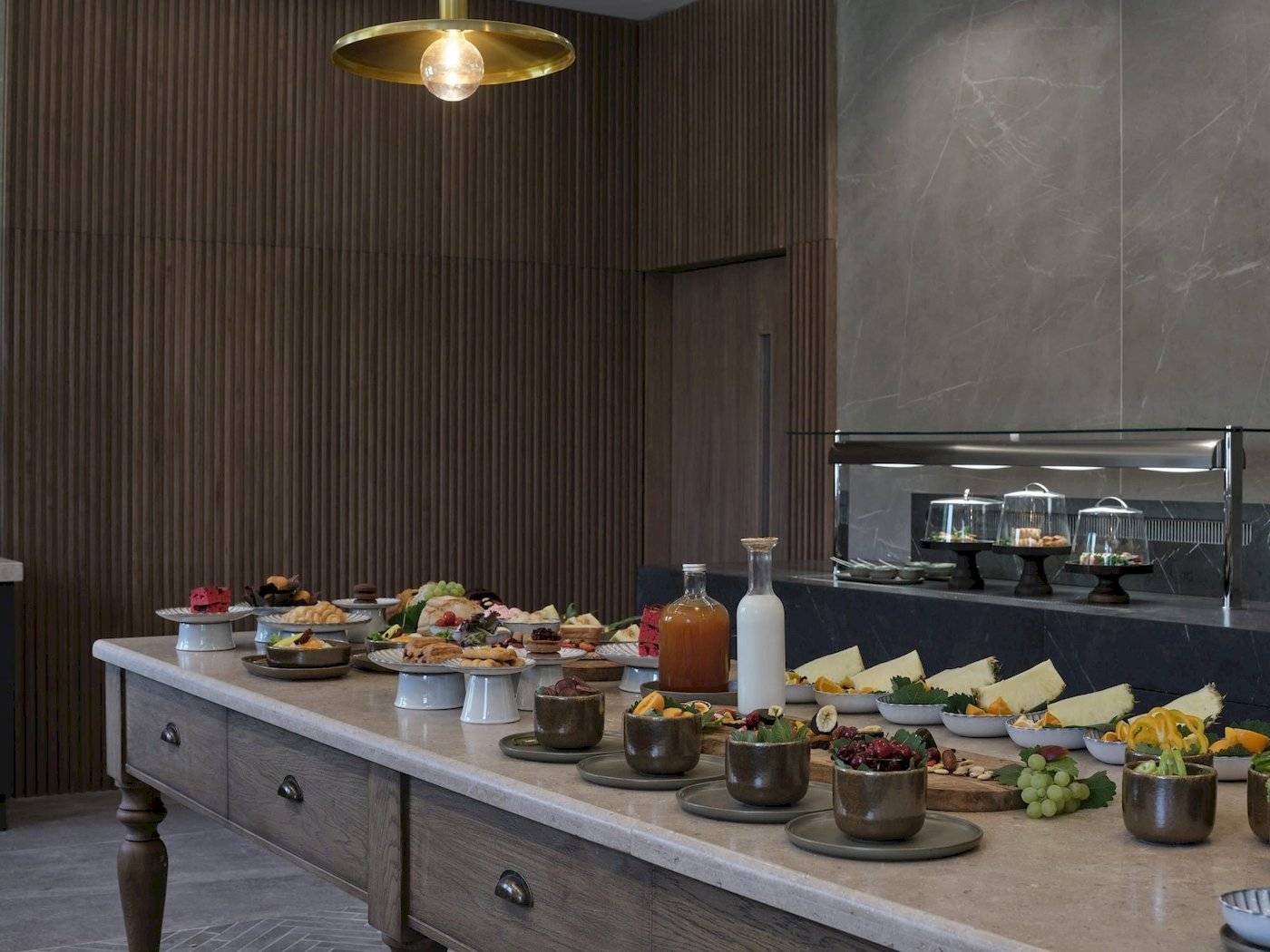 Frühstücksbuffet im Atlantica Beach Resort Kos mit verschiedenen Früchten, Käse und Getränken.