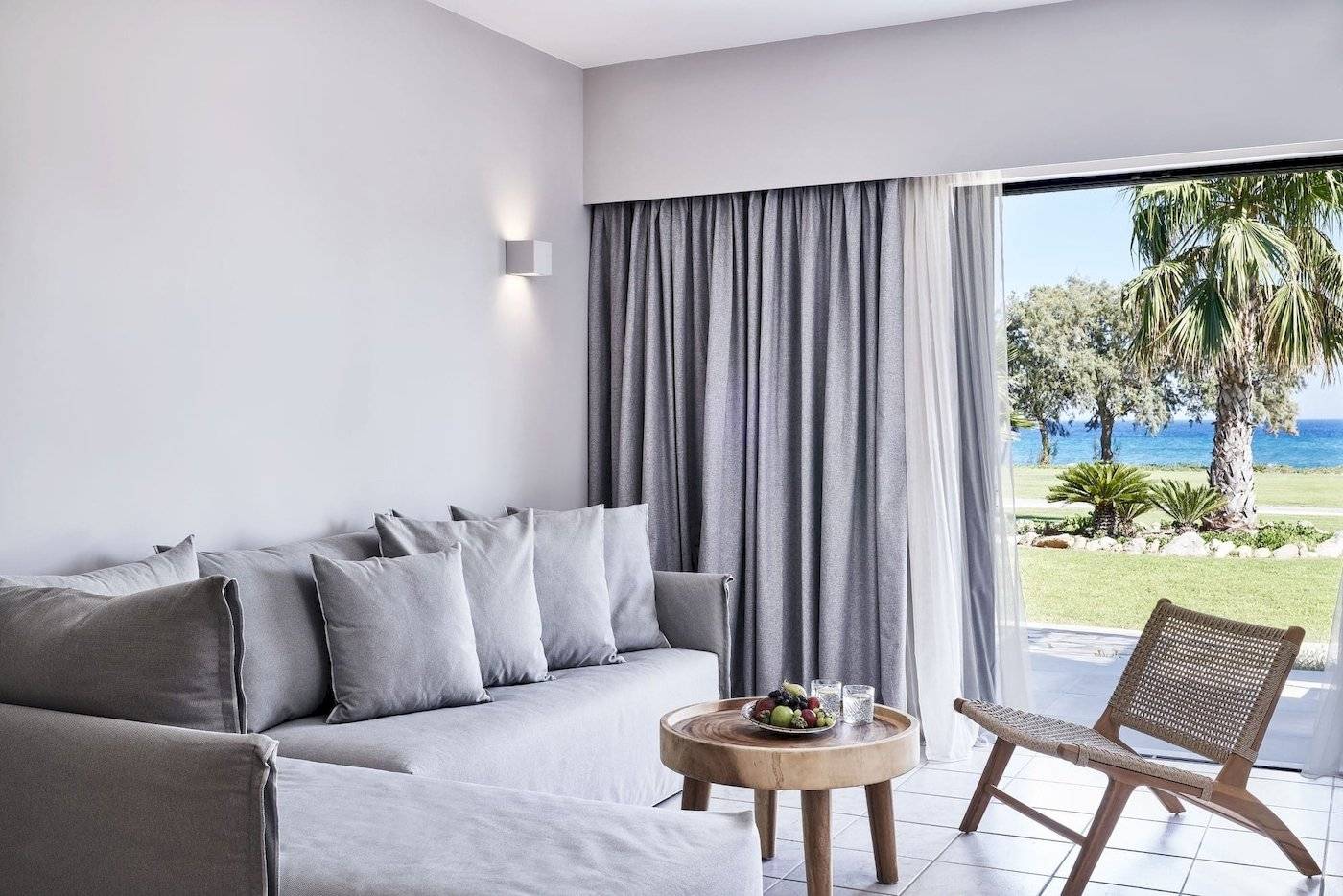 Wohnbereich des Atlantica Beach Resort Kos mit Blick auf den Ozean.