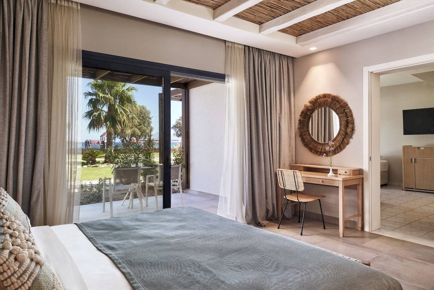 Zimmer im Atlantica Beach Resort Kos mit Blick auf den Strand und die Terrasse