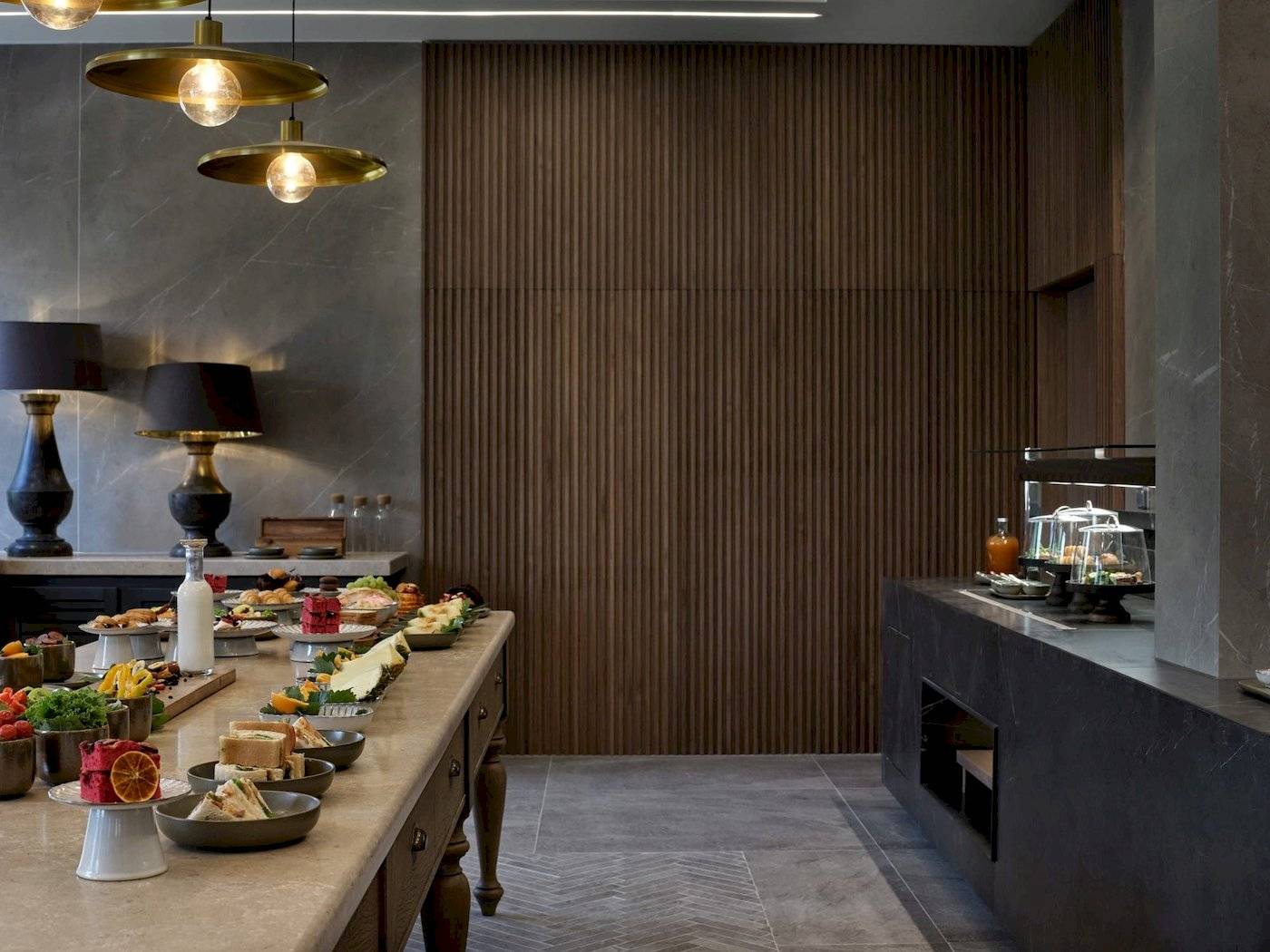 Frühstücksbuffet im Atlantica Beach Resort Kos mit verschiedenen Gerichten und Getränken.