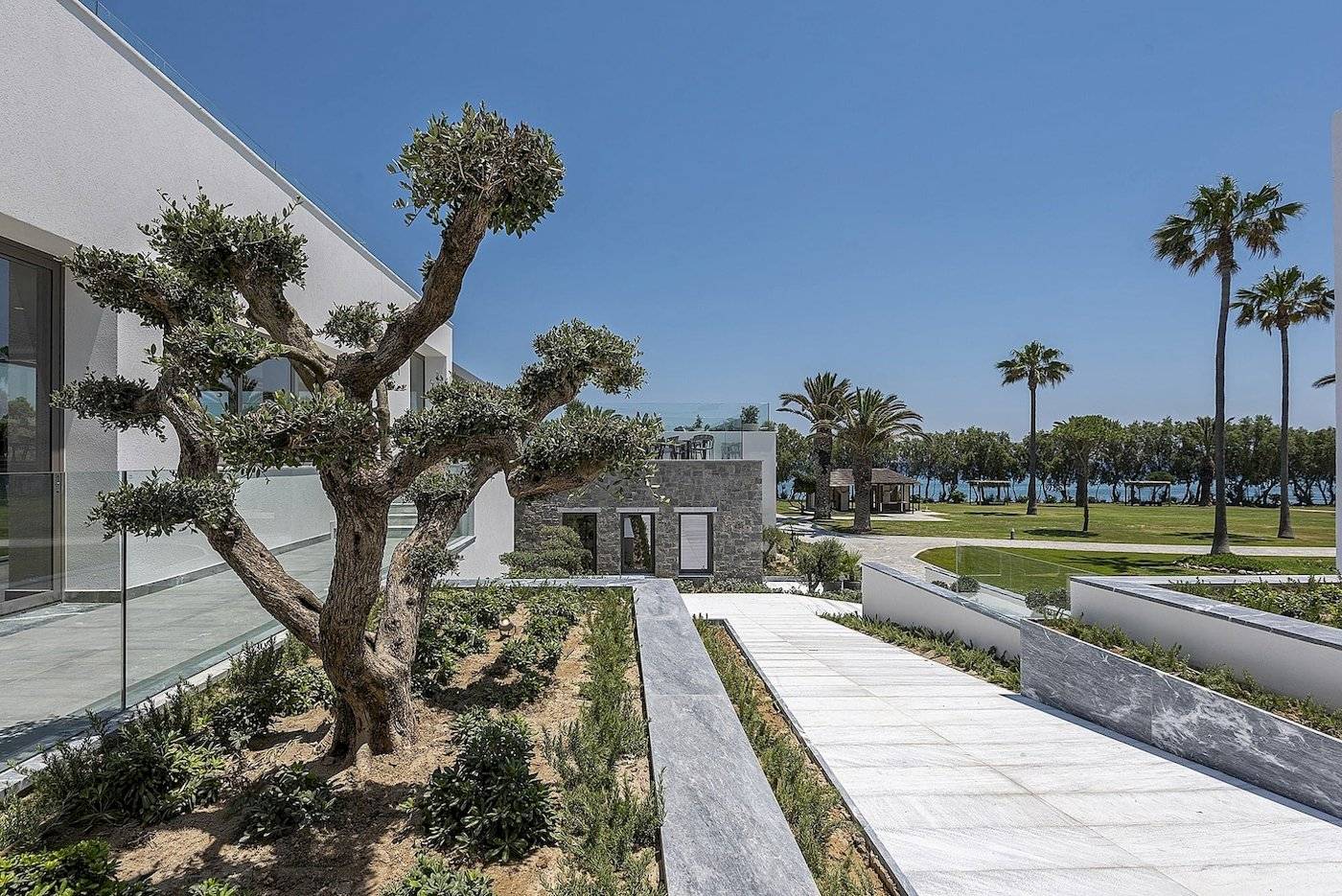 Außenbereich des Atlantica Beach Resort Kos mit Terrasse und Blick auf den Garten