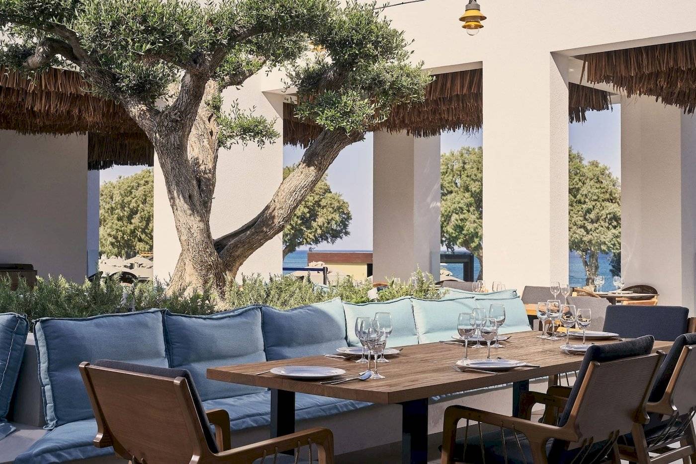 Terrasse mit Sitzplätzen und Tisch im Atlantica Beach Resort Kos