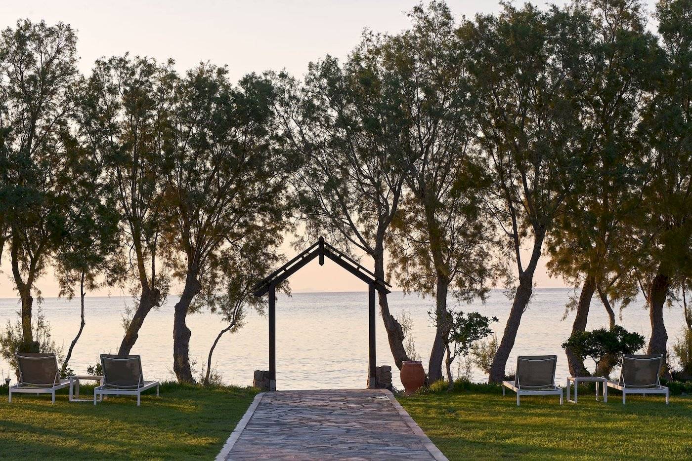 Garten mit Liegen und Pfad zum Meer im Atlantica Beach Resort Kos