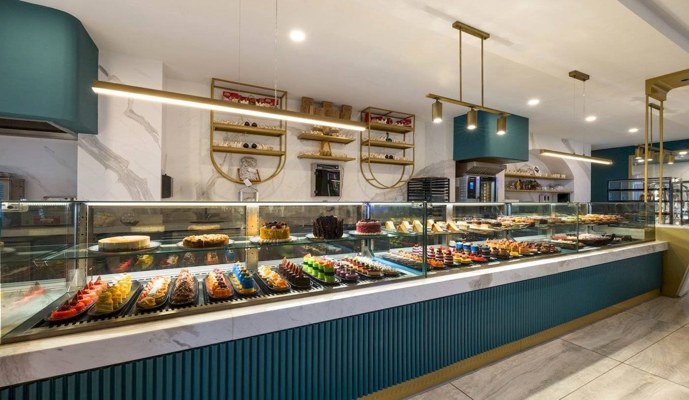 Eine gut ausgestattete Süßwarenverkaufsstelle im Nirvana Cosmopolitan Hotel.