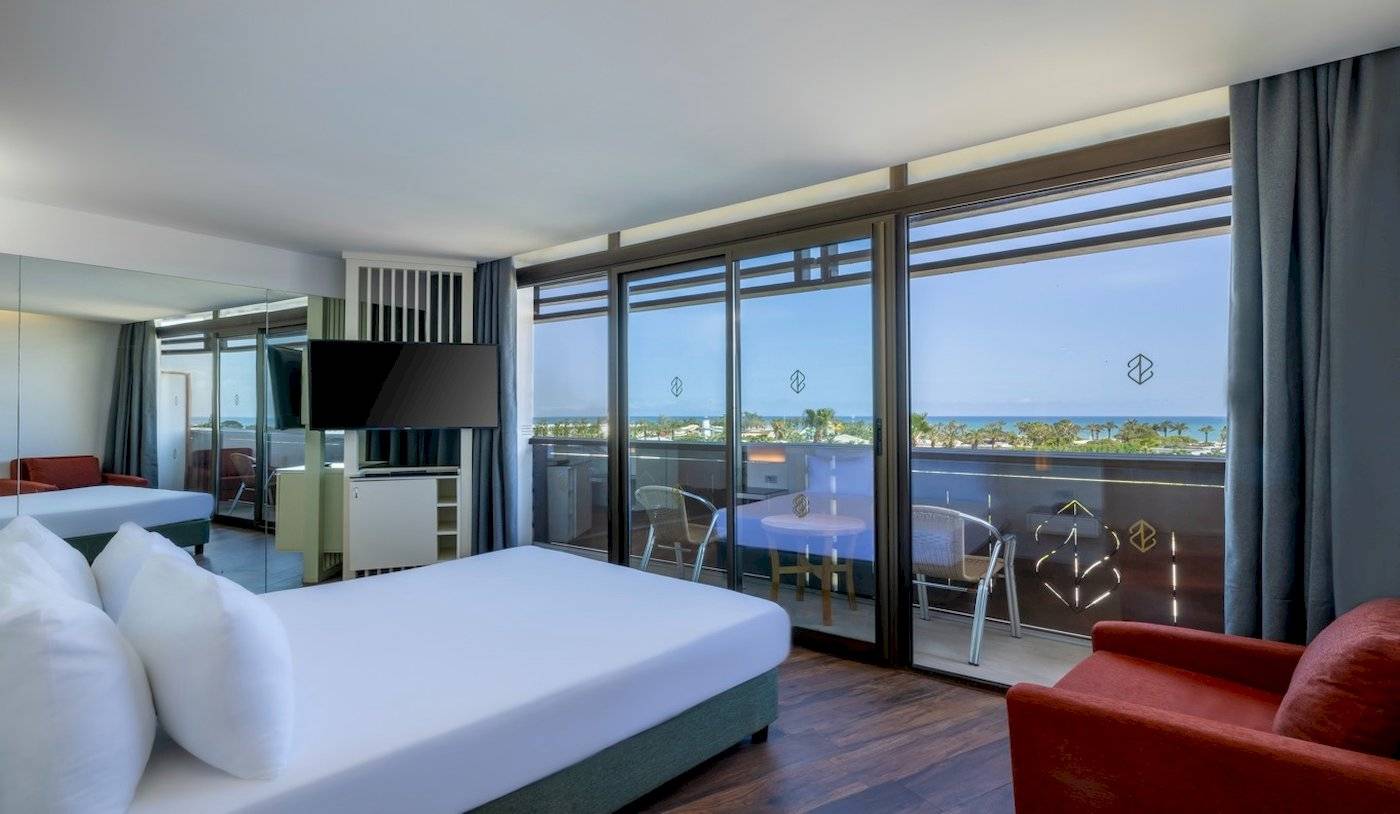 Hotelzimmer mit Meerblick im Nirvana Cosmopolitan mit zwei Betten, Fernseher, und Terrasse