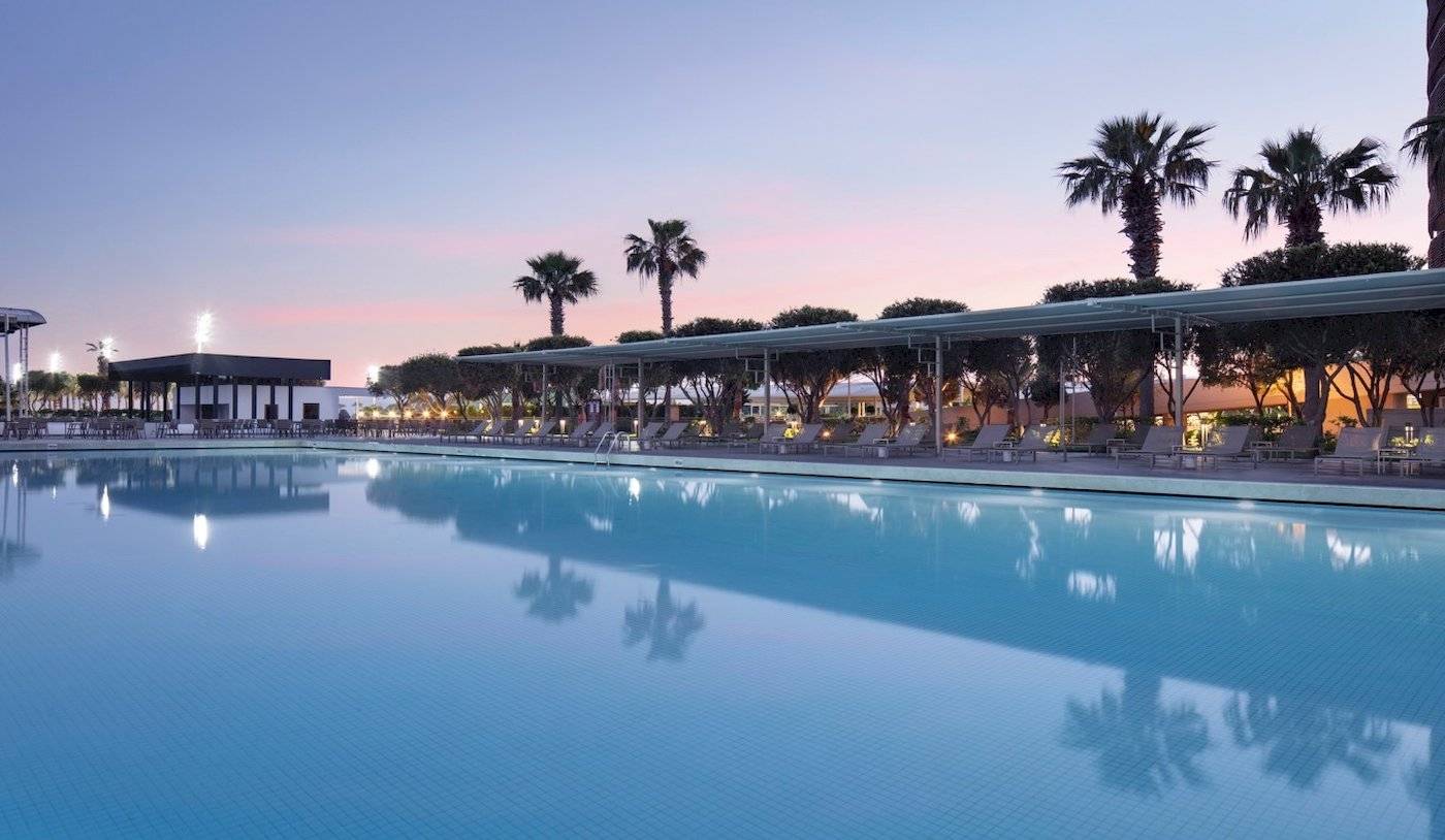 Außenpool des Nirvana Cosmopolitan Hotels bei Sonnenuntergang