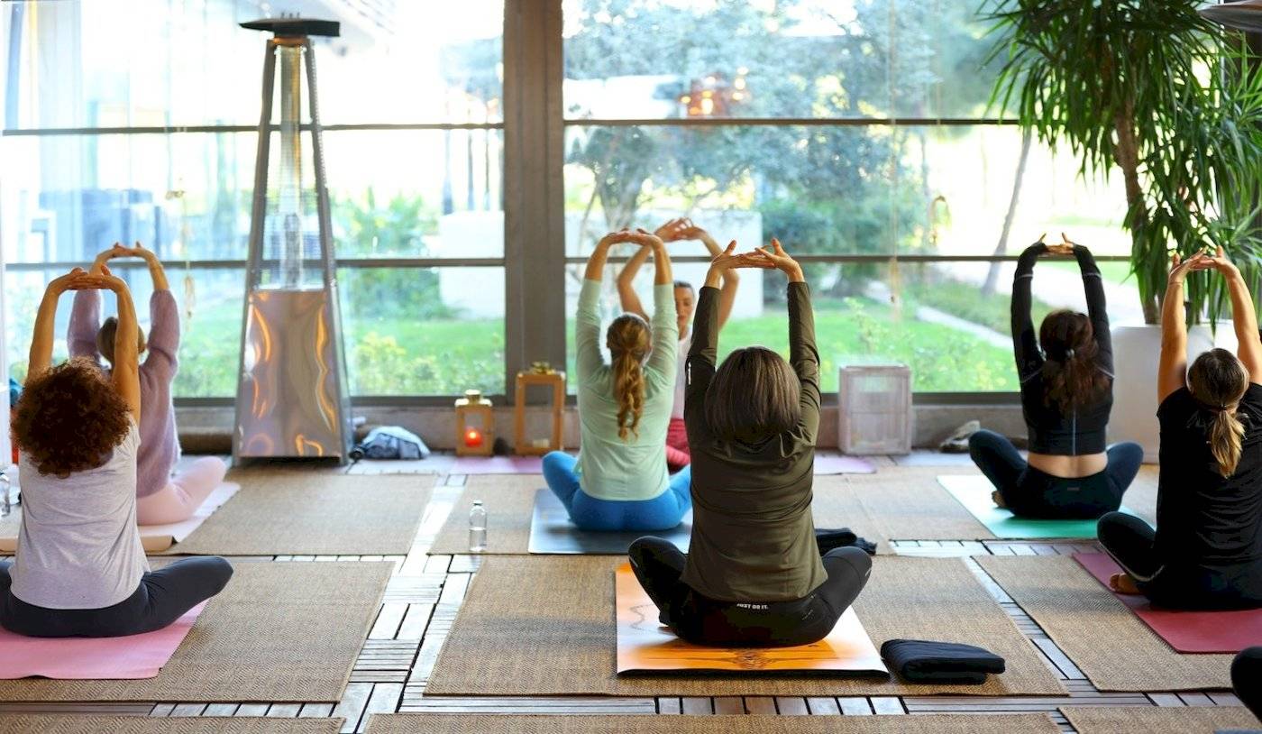 Yoga-Kurse im Nirvana Cosmopolitan Hotel mit Blick auf den Garten.