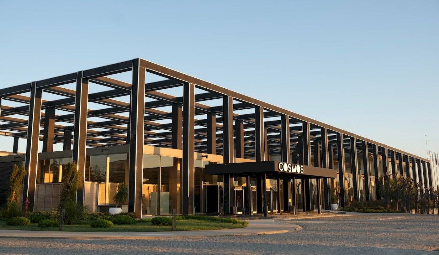 Außenansicht des Nirvana Cosmopolitan Hotels mit moderner Architektur und Glasfassade.