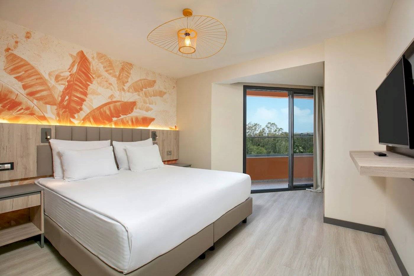 Megasaray Resort Side Hotelzimmer mit Terrasse und Ausblick auf Bäume.