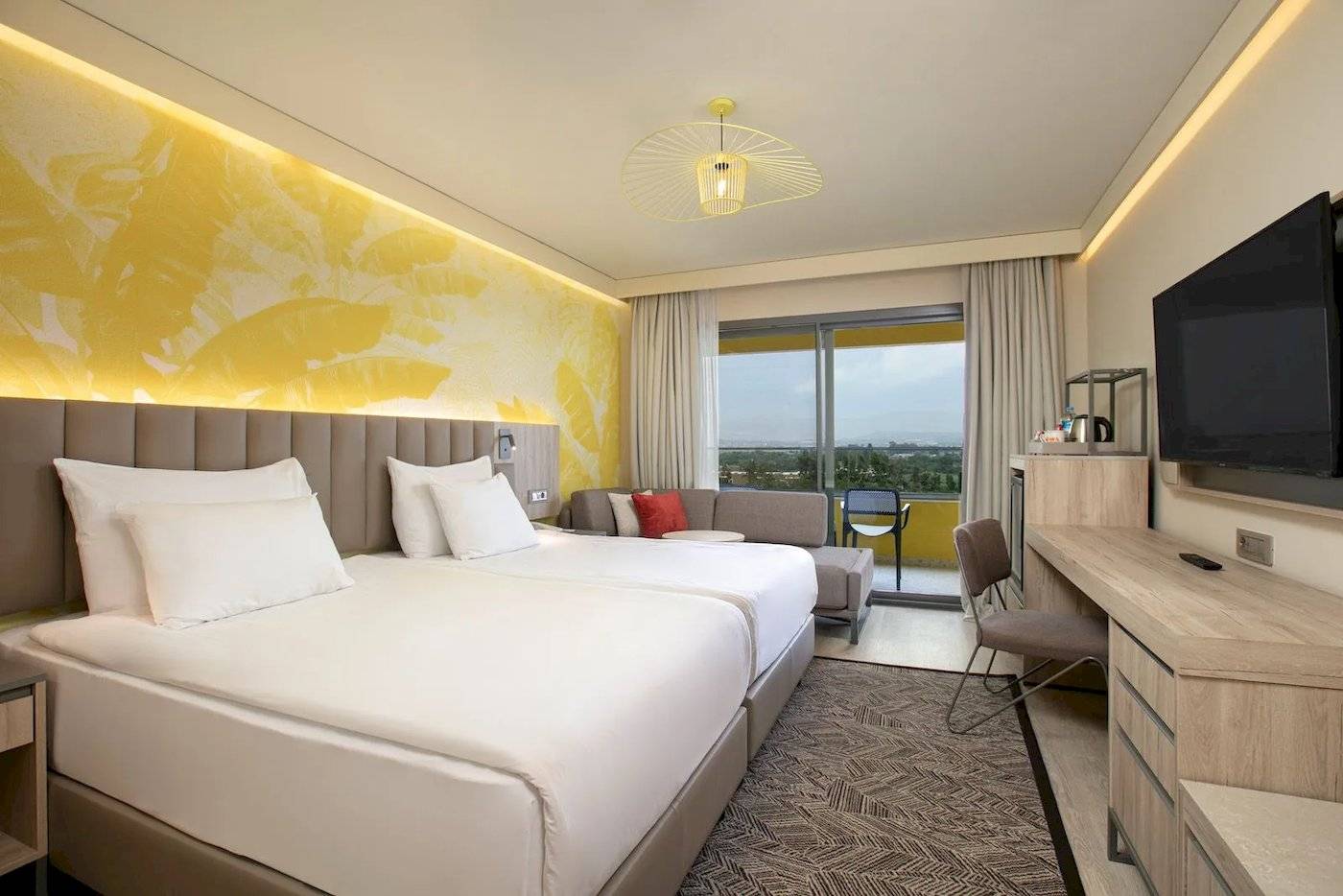 Doppelzimmer im Megasaray Resort Side mit Terrasse und Blick auf die Stadt.