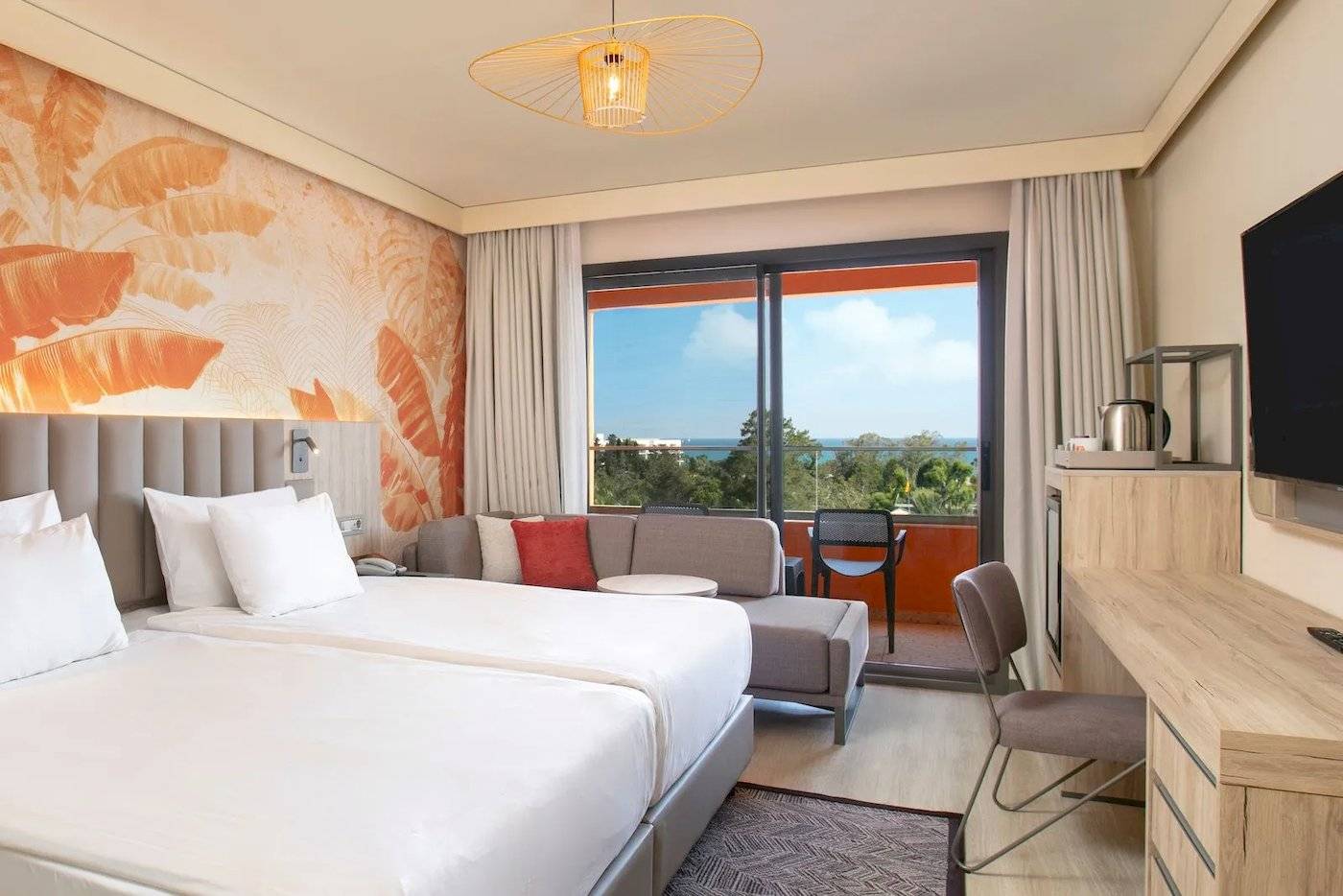 Doppelzimmer mit Balkon im Megasaray Resort Side mit Blick auf das Meer.