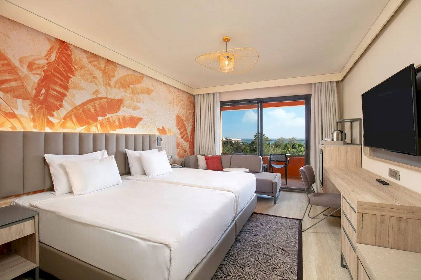 Doppelzimmer im Megasaray Resort Side mit Meerblick, zwei Betten und modernen Möbeln.