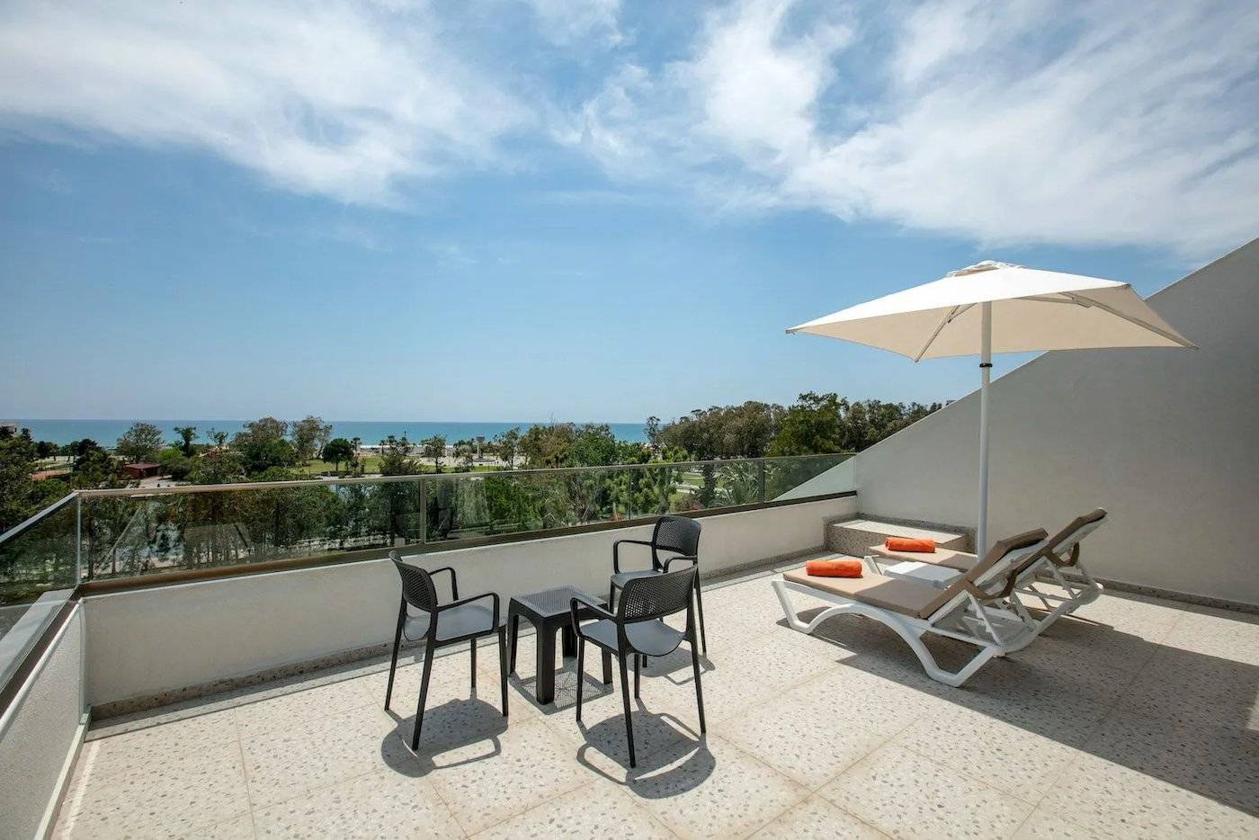 Dachterrasse des Megasaray Resort Side mit Blick auf das Meer