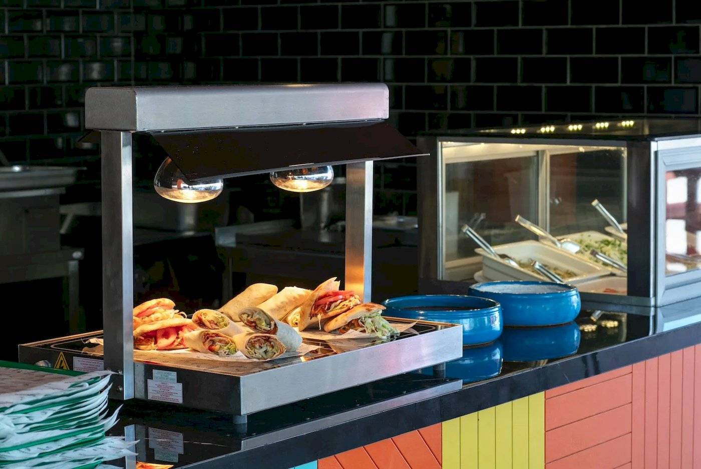 Buffet-Tisch im Megasaray Resort Side mit verschiedenen Speisen wie Sandwiches und Salaten.