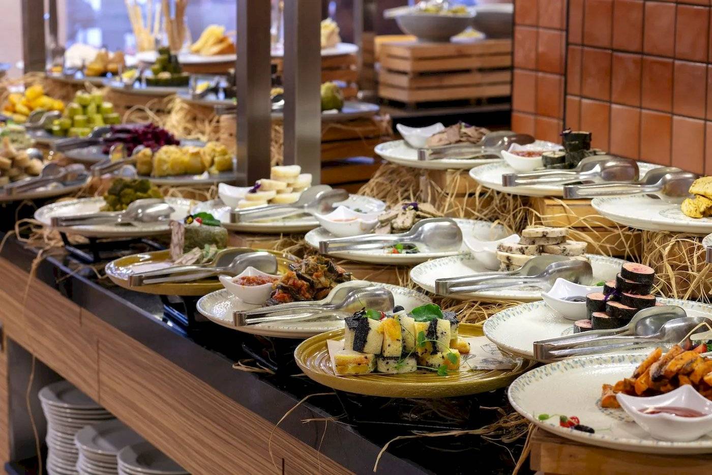 Buffet im Megasaray Resort Side mit verschiedenen Speisen auf mehreren Tellern.